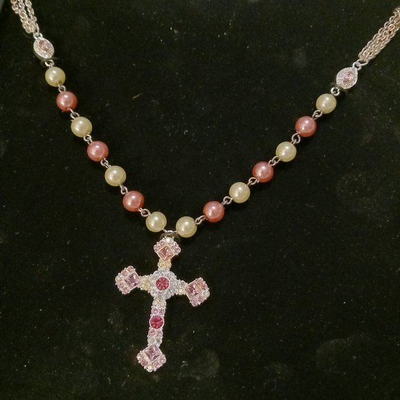 NWT! GORGEOUS CROSS NECKLACE - Picture 1 of 10